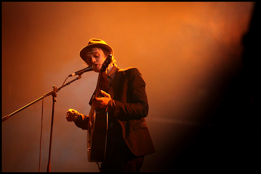 Peter Doherty makes an appearence on The Park stage at the 2008 Glastonbury Festival.